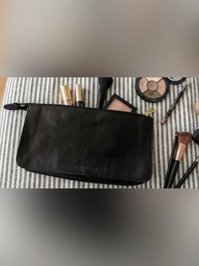 Levenger Black Genuine Leather Zippered Clutch Travel Wallet Tech C